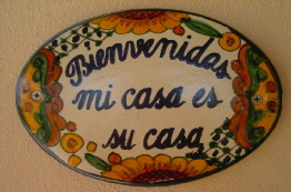 Keramikschild mit der Aufschrift „Bienvenidos – mi casa es su casa“