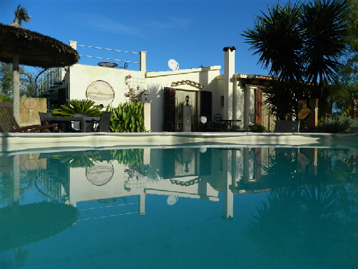 Pool mit Spiegelung der Finca